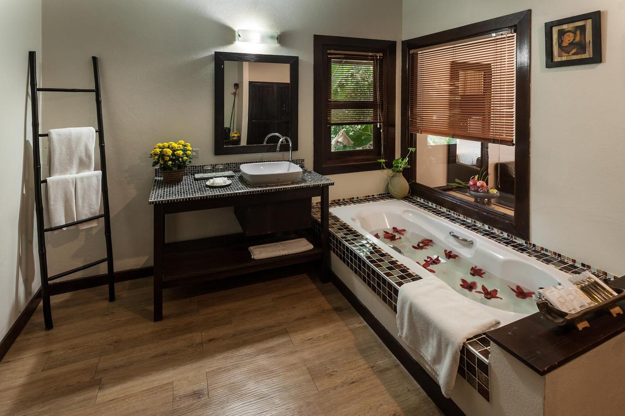 Lanna Dusita Riverside Boutique Resort Чиангмай Экстерьер фото